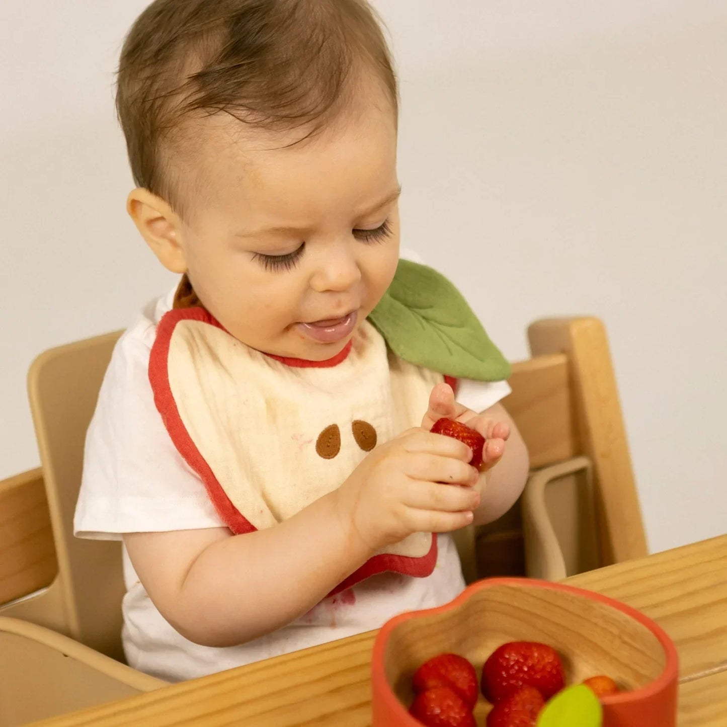 Oli&Carol Pepa the Apple Feeding Bib