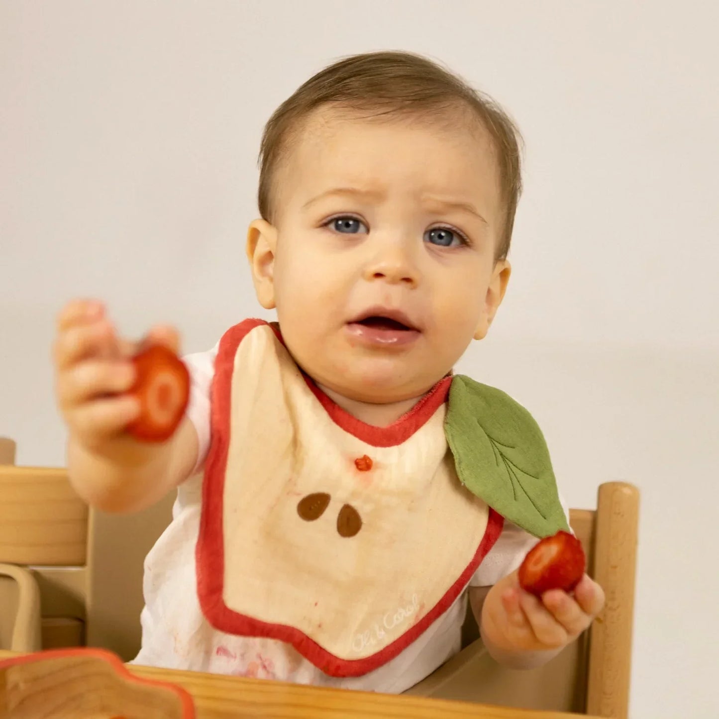 Oli&Carol Pepa the Apple Feeding Bib